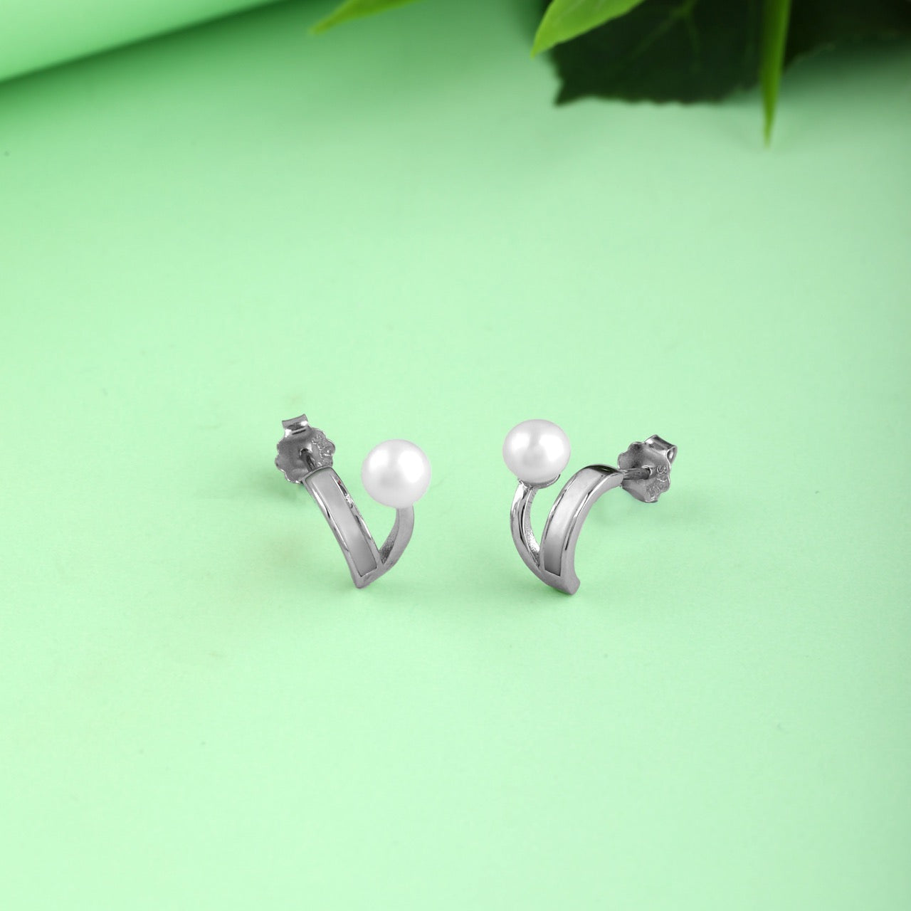 Pearl & Silver Curved Bar Stud Earrings in 925 Sterling Silver